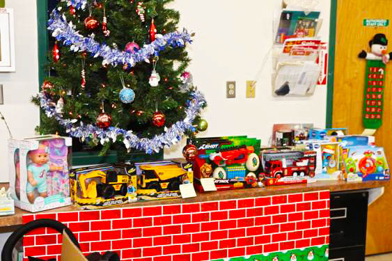Toys Christmas Tree.jpg (91 KB)